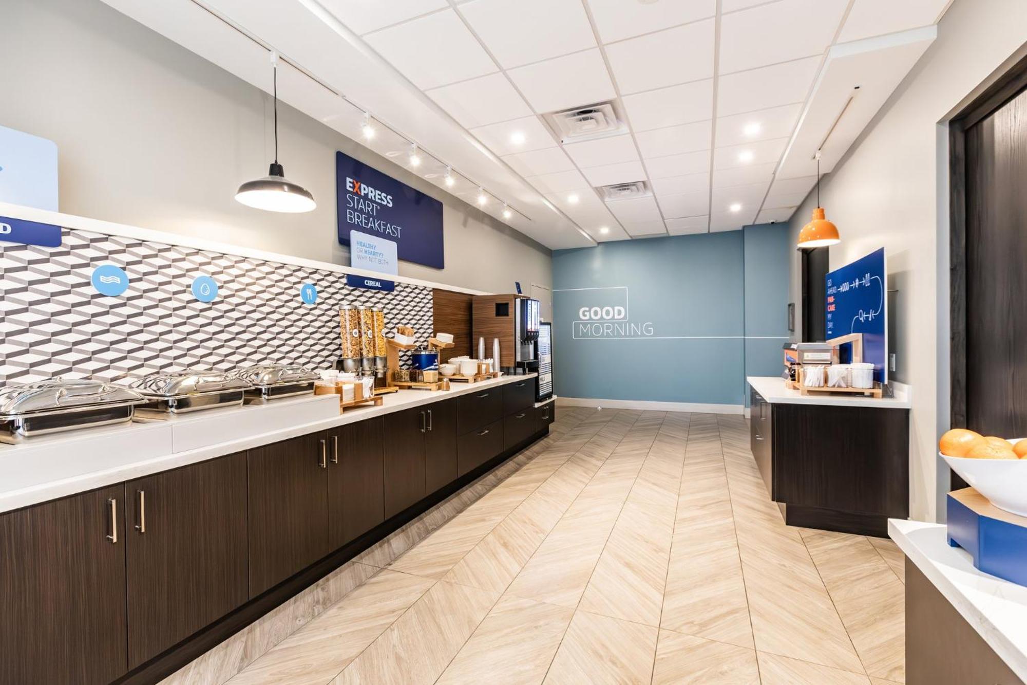 Holiday Inn Express & Suites - Toronto Airport South By Ihg Exterior foto
