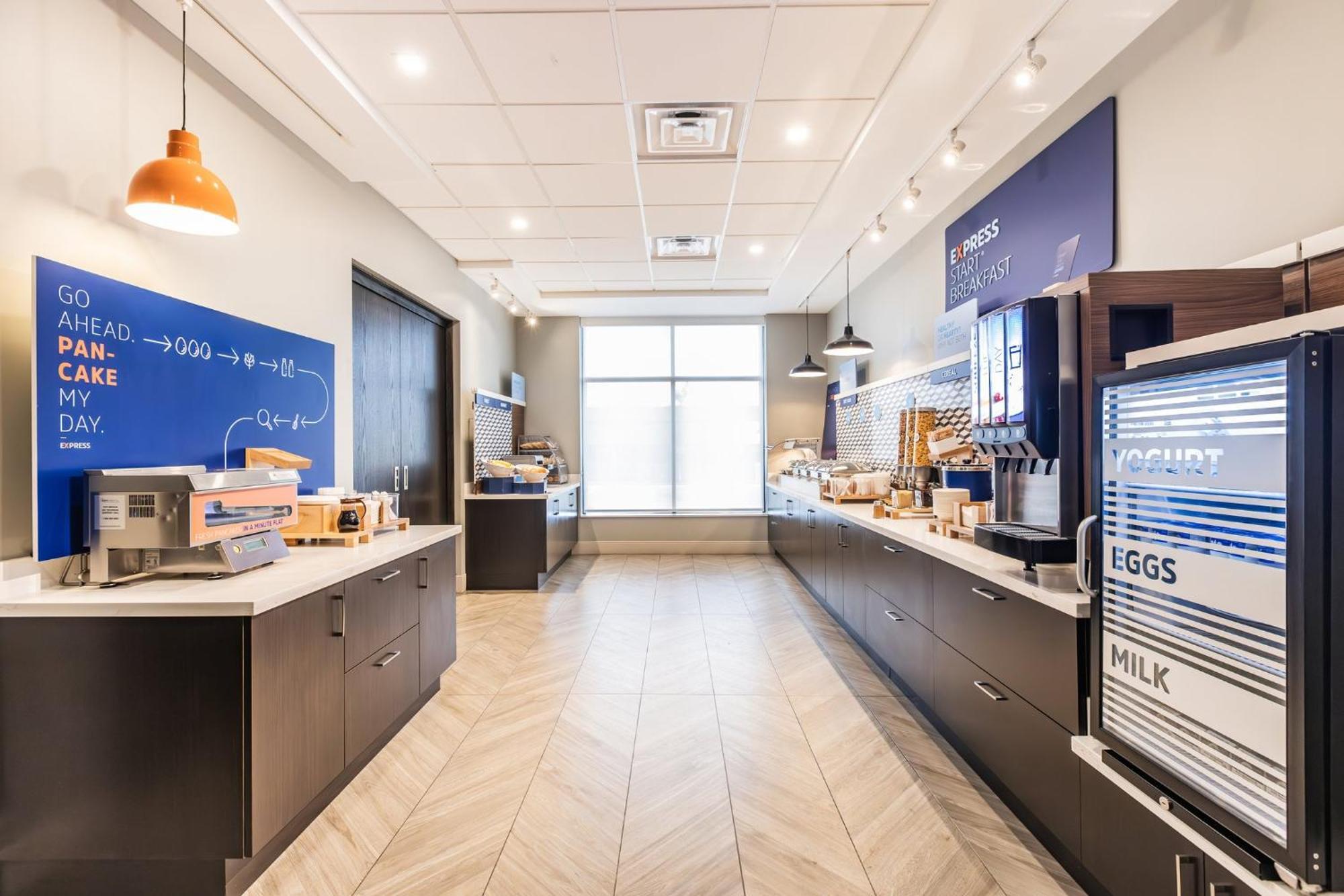 Holiday Inn Express & Suites - Toronto Airport South By Ihg Exterior foto